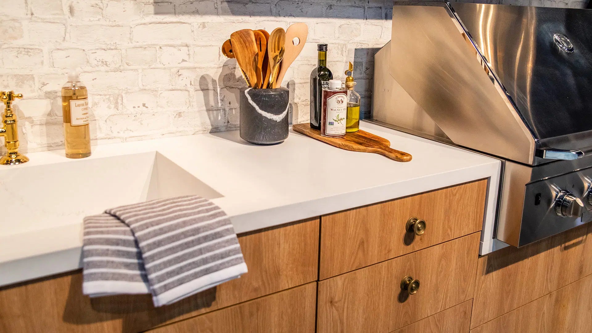 515 Palm Shade Caesarstone Quartz Countertop closed in