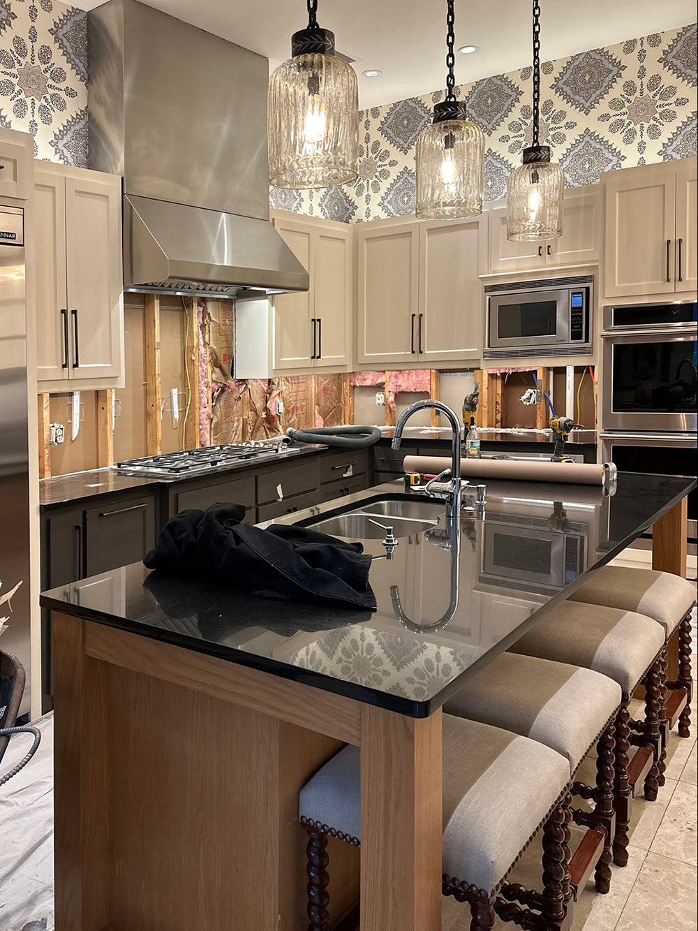 Classic Transitional Kitchen Remodel in Dallas, TX by Granite Republic project photo 2